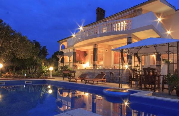 Na fotografii je vidět objekt Villa Natalia Peroj, mit privaten Pool nacházející se ve městě Peroj.