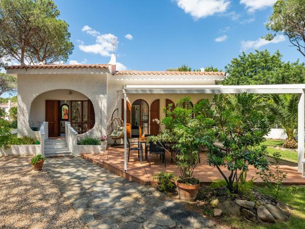 Nella foto è visibile l'oggetto Villa immersa nel verde a 150mt dal mare adiacente al Forte Village Resort situato nella città di Perla Marina.