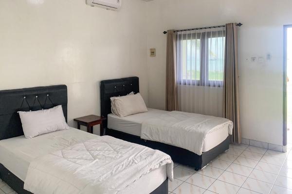 写真にはGrogol市にあるHotel Pelangi Merak RedPartnerが写っています。