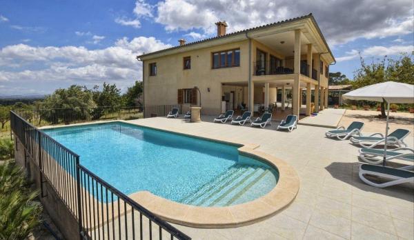 Op de foto is het object Fantastisches kürzlich gebautes Landhaus mit Panoramablick, Pool und Klimaanlage te zien, gelegen in de stad Campanet.