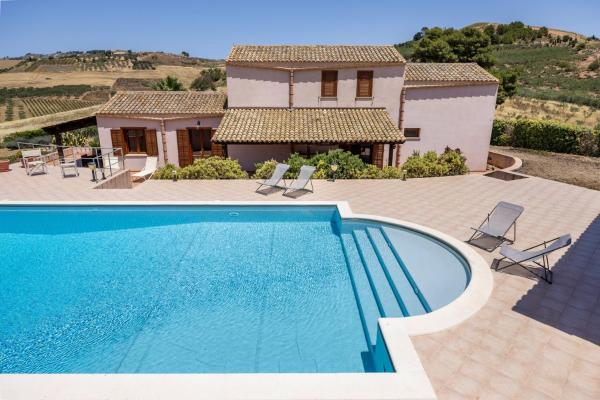 På billedet ses objektet Villa sui Colli Ericini con Piscina beliggende i byen Dattilo.