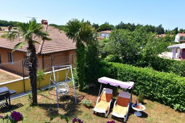 Na fotografii je vidět objekt Klimatisierte Wohnung in Savudrija mit Grill, Garten und Terrasse nacházející se ve městě Bašanija.
