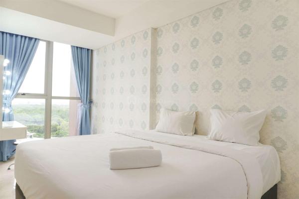 Cozy and Modern Look 1BR Gold Coast Apartment By Travelio, Dżakarta