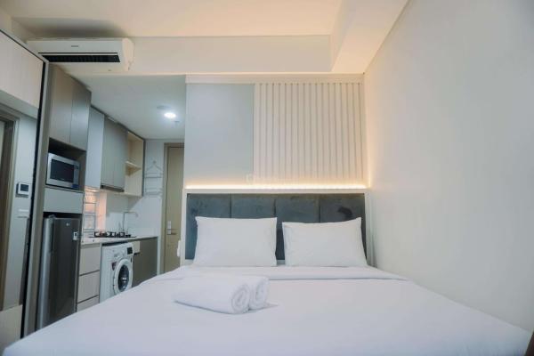 Homey and Warm Studio at 28th Floor Gold Coast Apartment By Travelio, Dżakarta