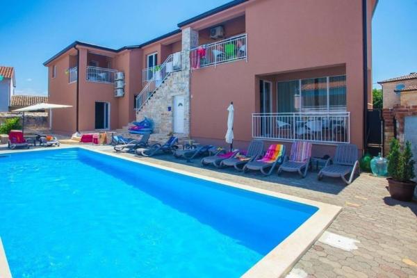 На фото показан объект Klimatisierte Wohnung in Tar mit Grill, Garten und gemeinschaftlichem Pool, расположенный в городе Тар.
