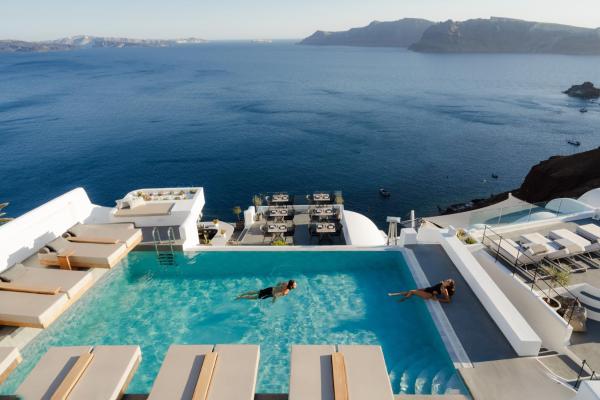Na fotografii je vidět objekt La Perla Villas and Suites - Adults Only nacházející se ve městě Oia.