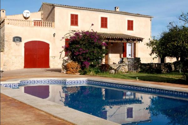 Na zdjęciu widoczny jest obiekt Ses Comes de son Cladera estate położony w mieście Manacor.