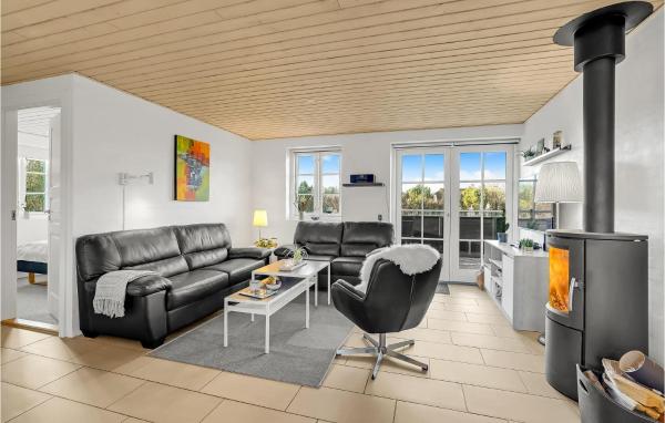 På billedet ses objektet Awesome Home In Ulfborg With Sauna beliggende i byen Øhuse.