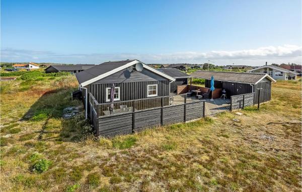 A la foto es mostra l'objecte Holiday Home Hvide Sande 24 situat a la ciutat de Bjerregård.