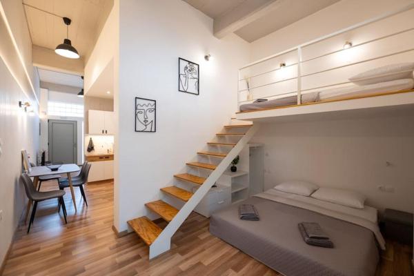 Kuvassa näkyy kohde Andriotti Loft Aigio, joka sijaitsee kaupungissa Dhiyeliótika.