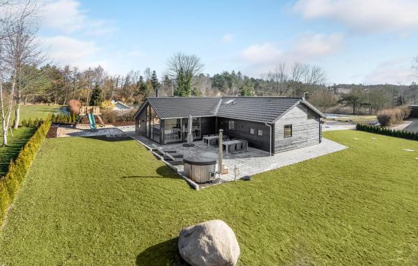 A la foto es mostra l'objecte Cozy Home In Ebeltoft With Sauna situat a la ciutat de Ebeltoft.