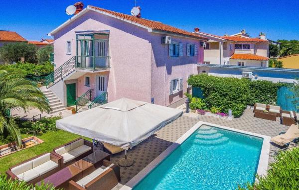 照片显示了位于Pula市的Strandnahes Haus mit Terrasse und Pool物件。