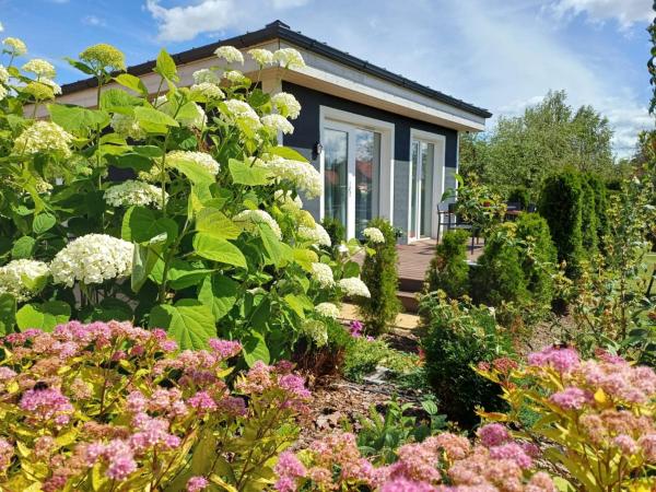 На фото показан объект Family Garden House with Free Private Parking & Playground, расположенный в городе Рига.