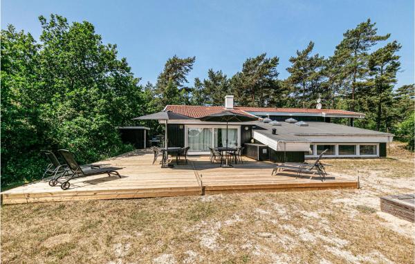 Na fotografii je vidět objekt Amazing Home In Nexø With Sauna nacházející se ve městě Snogebæk.