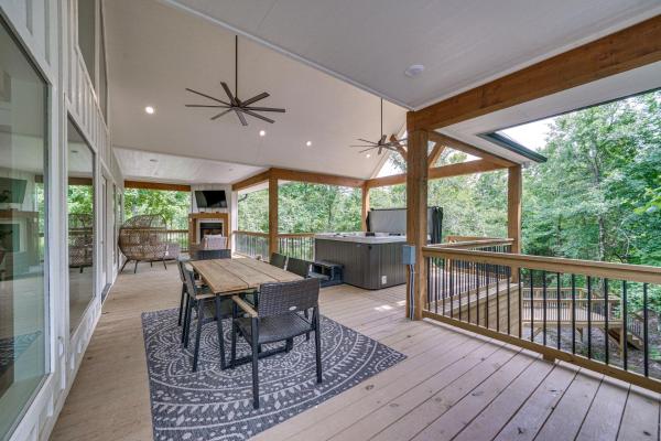 På bildet vises objektet Luxe Broken Bow Cabin with Fire Pit and Hot Tub! som ligger i byen Broken Bow.