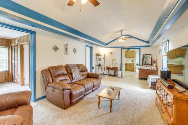 写真にはLawley市にあるClanton Cottage with Charcoal Grill and Porch!が写っています。