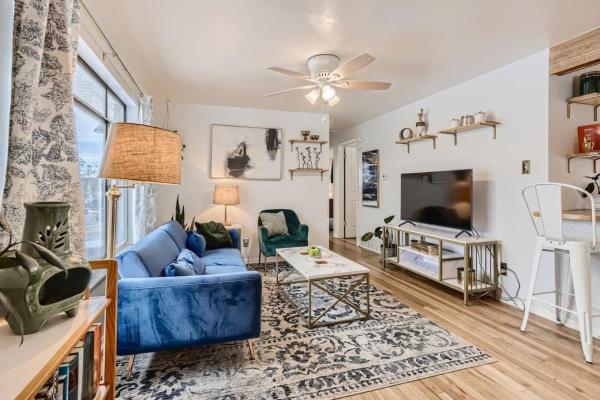 A la foto es mostra l'objecte 1,000 Dollars For Each Month Stayed When Moving to Colorado situat a la ciutat de Arvada.