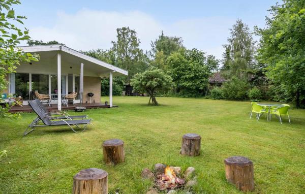 På bildet vises objektet 3 Bedroom Cozy Home In Egå som ligger i byen Åstrup.
