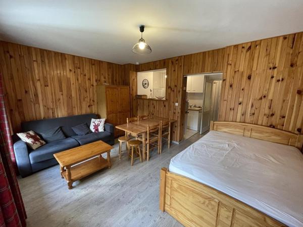 The photo shows the Studio rénové, calme, balcon sud, jardinet, proche pistes et commerces - FR-1-787-22 located in the city of Laveissière.