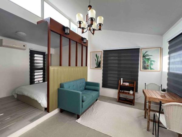 A la foto es mostra l'objecte Romantic Cabin Retreat with Garden View and Free Parking situat a la ciutat de Amadeo.