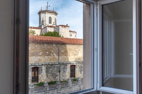 A la foto es mostra l'objecte Casa junto a la Catedral situat a la ciutat de Santander.