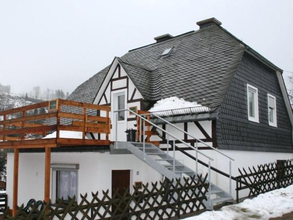 Auf dem Foto ist das Objekt Ferienwohnung bei Willingen mit eigener Terrasse in der Stadt Schwalefeld zu sehen.