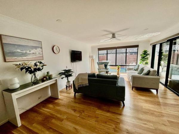 照片显示了位于Wellington Point市的3 Bed Modern Home, Spacious Oasis & Pool物件。