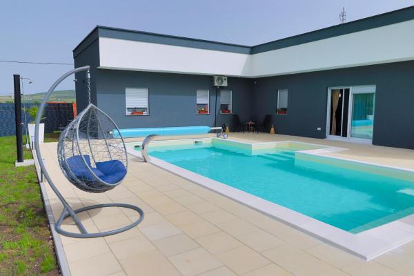 På billedet ses objektet Villa De Luxe Infinity beliggende i byen Bare.