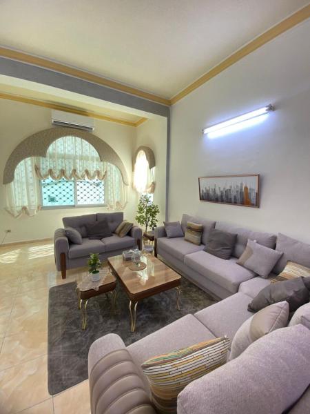 Na fotografii je vidět objekt The heart of Jabal alweibdeh 2,000 SF entire apartment nacházející se ve městě Ammán.