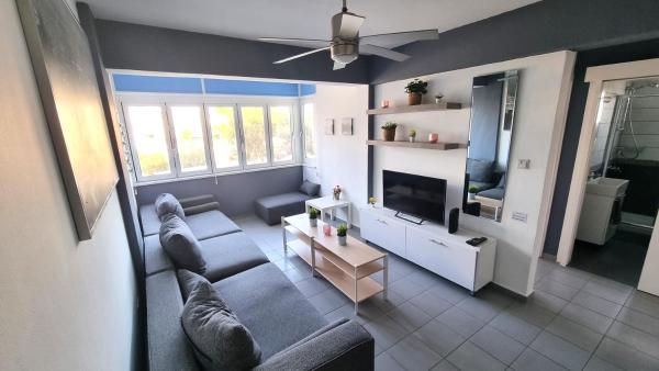 Beachside Comfort - 2br Apt,5 Min To The Beach - Larnaca