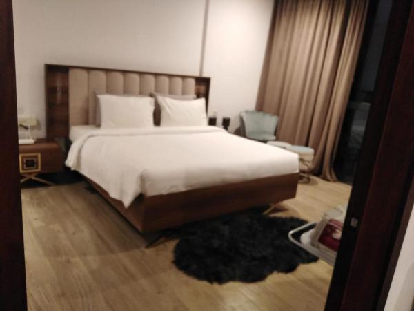 The photo shows the شقة غرفتين وصالة منتجع ميلينيوم صلالة لشقق التمليك - Two bedroom apartment Millennium Salalah Owning apartment located in the city of Arzāt.