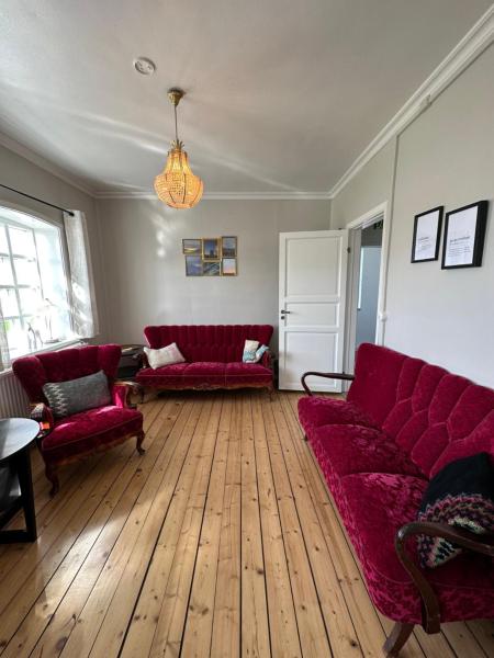 Na fotografii je vidět objekt Helluland Guesthouse nacházející se ve městě Sauðárkrókur.