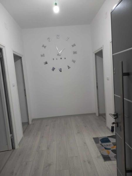A la foto es mostra l'objecte Riverside house situat a la ciutat de Berat.