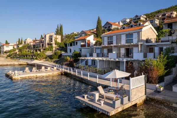 A la foto es mostra l'objecte Villas Plitka situat a la ciutat de Tivat.