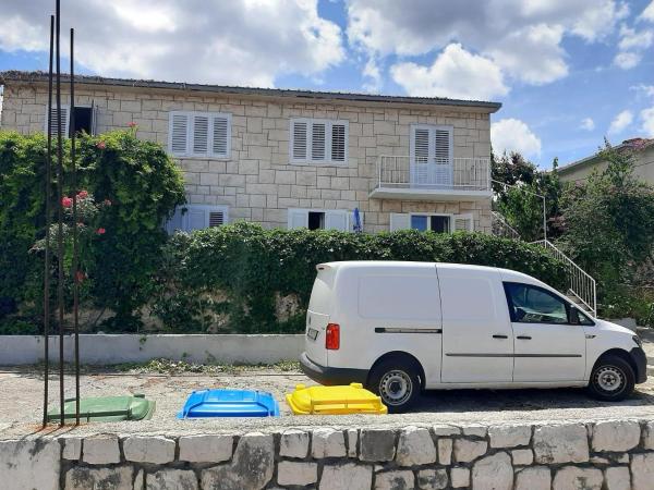 Na zdjęciu widoczny jest obiekt Apartments with parking space Supetar, Brac - 23372 położony w mieście Supetar.