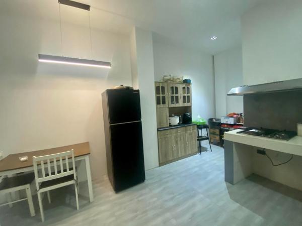 A la foto es mostra l'objecte edZtaycation house situat a la ciutat de Biri.