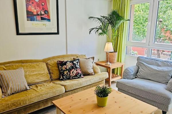 Bonito y céntrico piso con dos camas de matrimonio y free parking, Málaga