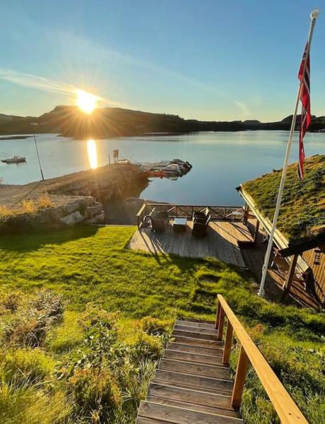 Na fotografii je vidět objekt Nybygd hytte ved sjøen nacházející se ve městě Kvisvik.