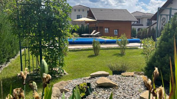 A la foto es mostra l'objecte Casa Adrian situat a la ciutat de Sărădiş.