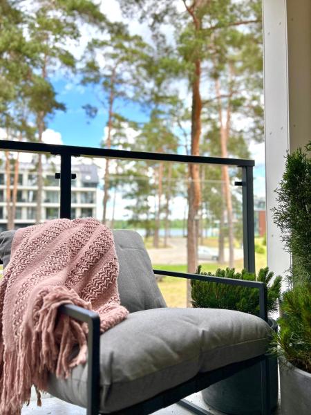 Na fotografii je vidět objekt Apartamenty Bryza nad jeziorem nacházející se ve městě Augustov.