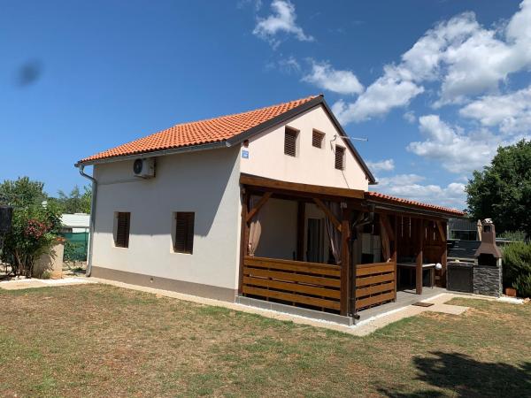 Na fotografii je vidět objekt Holiday Home Ivko only 300m from the Beach nacházející se ve městě Peroj.