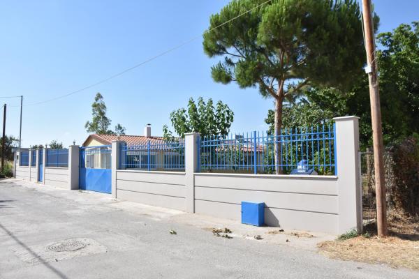 The photo shows the Oceanides House located in the city of Vasilikón.