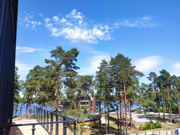 Na zdjęciu widoczny jest obiekt Augustów BRYZA Apartament z widokiem na jezioro Necko położony w mieście Augustów.