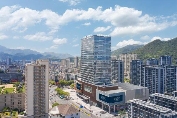 The photo shows the Four Points by Sheraton Linhai located in the city of Linhai.