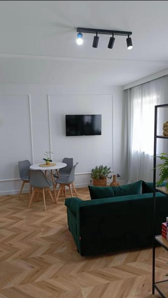 Na zdjęciu widoczny jest obiekt Apartament nad Jeziorem Drwęckim w Ostródzie z klimatyzacją położony w mieście Ostróda.