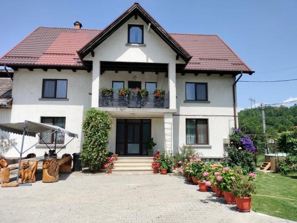 Na zdjęciu widoczny jest obiekt Casa Cornelia położony w mieście Bran.