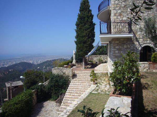 A la foto es mostra l'objecte Vila Amantia situat a la ciutat de Kaninë.