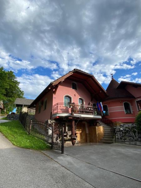 Na fotografii je vidět objekt Apartma Medvedjek nacházející se ve městě Velika Loka.
