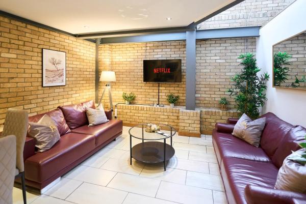 Burgundy Bliss Elegant Retreat - Pluxa Mocha, London