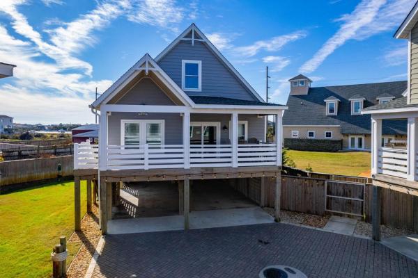 Oak Island Cottage: Pet Friendly, Semi-oceanfront, Hot Tub And Community Pool! - Nags Head, NC